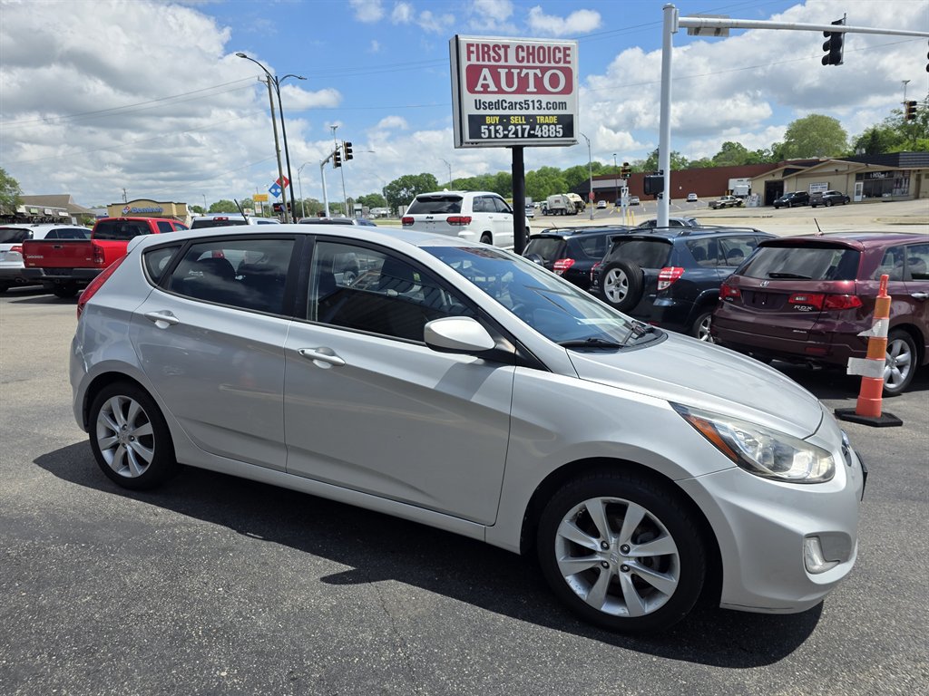 2012 Hyundai Accent SE 5-Door 6-Speed Manual's photo
