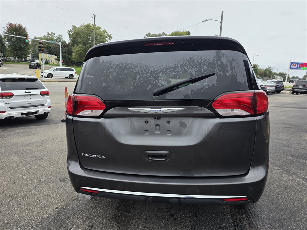Chrysler Pacifica photo 4