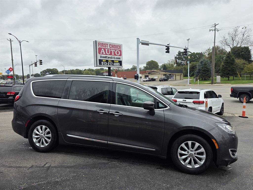 Chrysler Pacifica photo 2