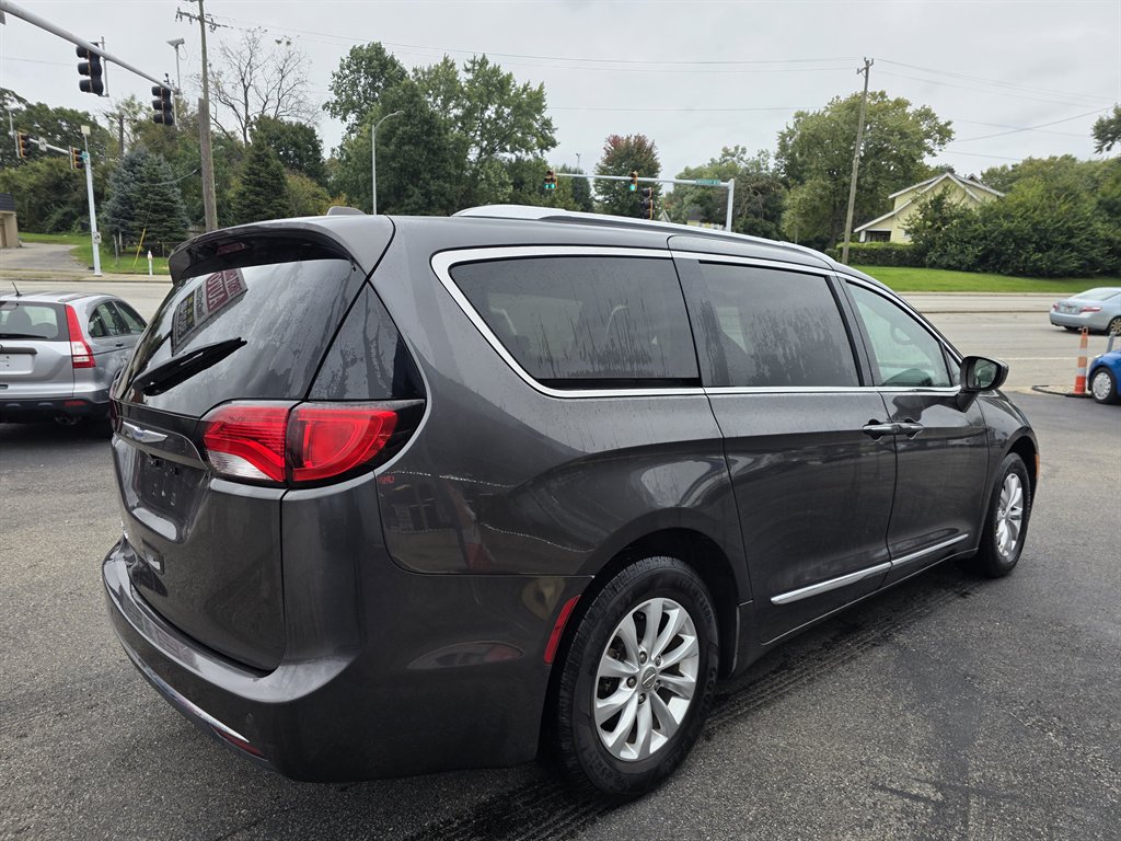 Chrysler Pacifica photo 3