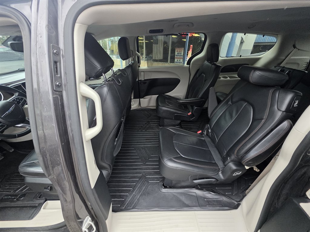 Chrysler Pacifica photo 9