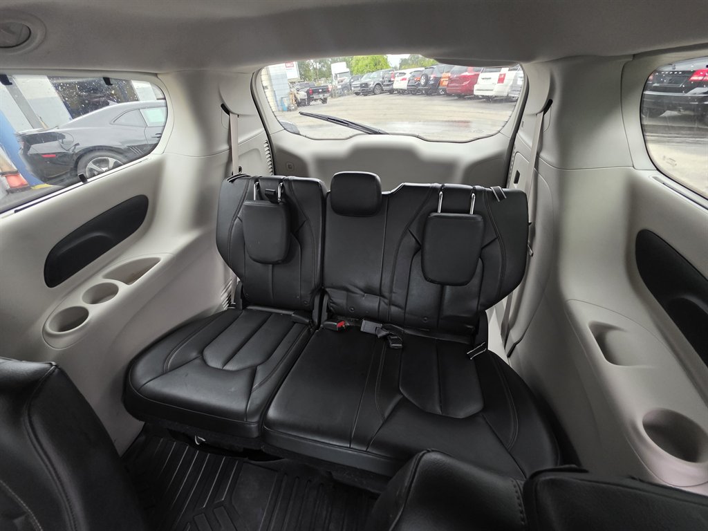 Chrysler Pacifica photo 12