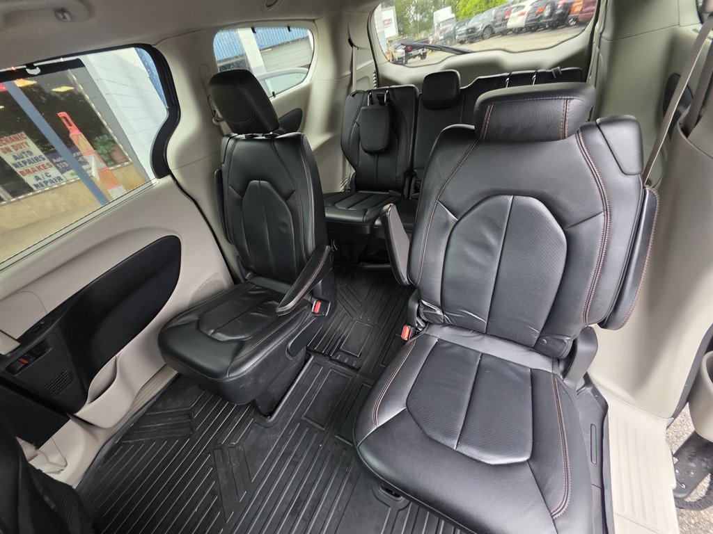 Chrysler Pacifica photo 11