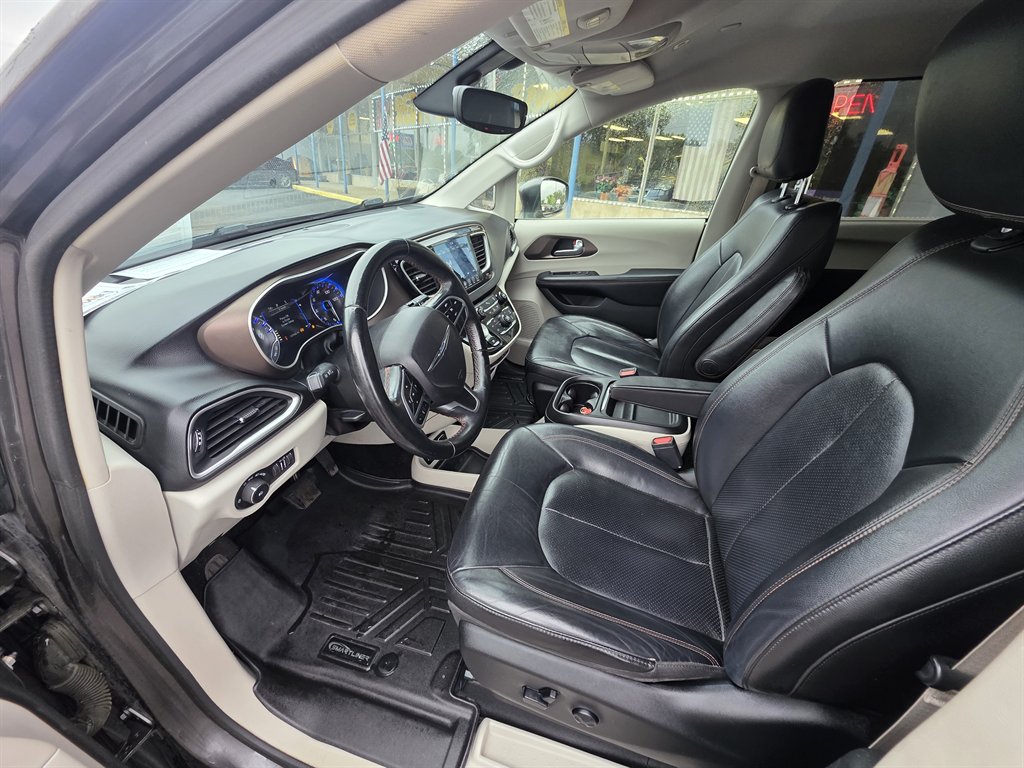 Chrysler Pacifica photo 8